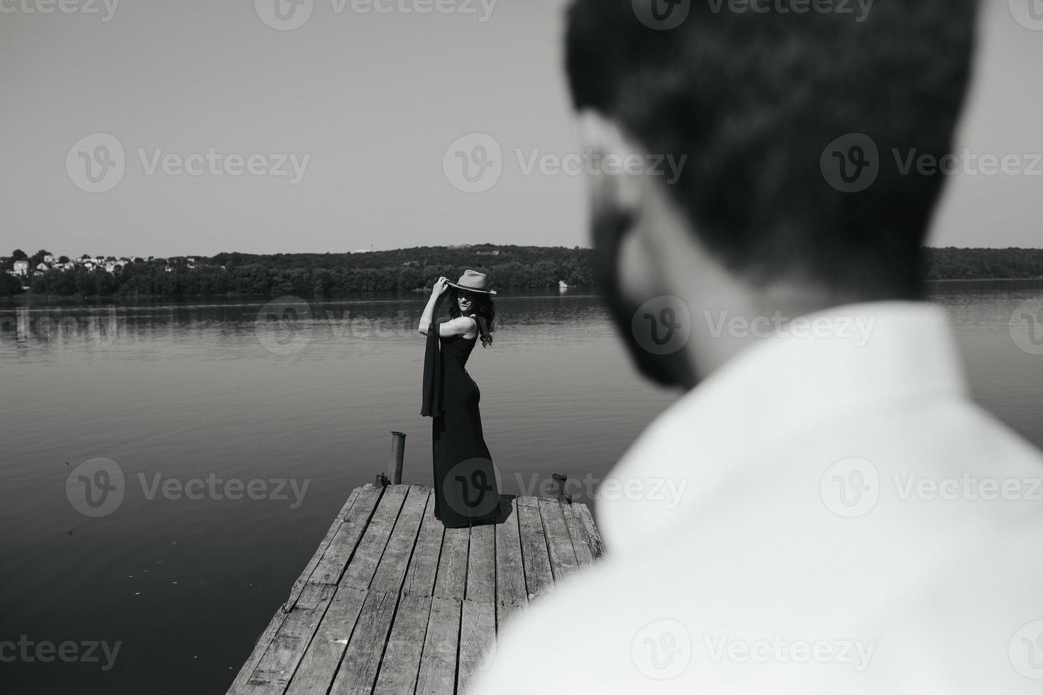 pareja pasa tiempo en el muelle de madera foto