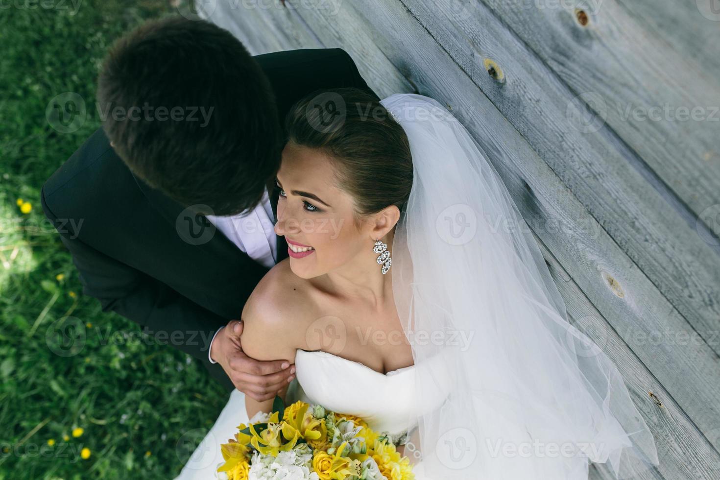 hermosa joven pareja de novios al aire libre foto