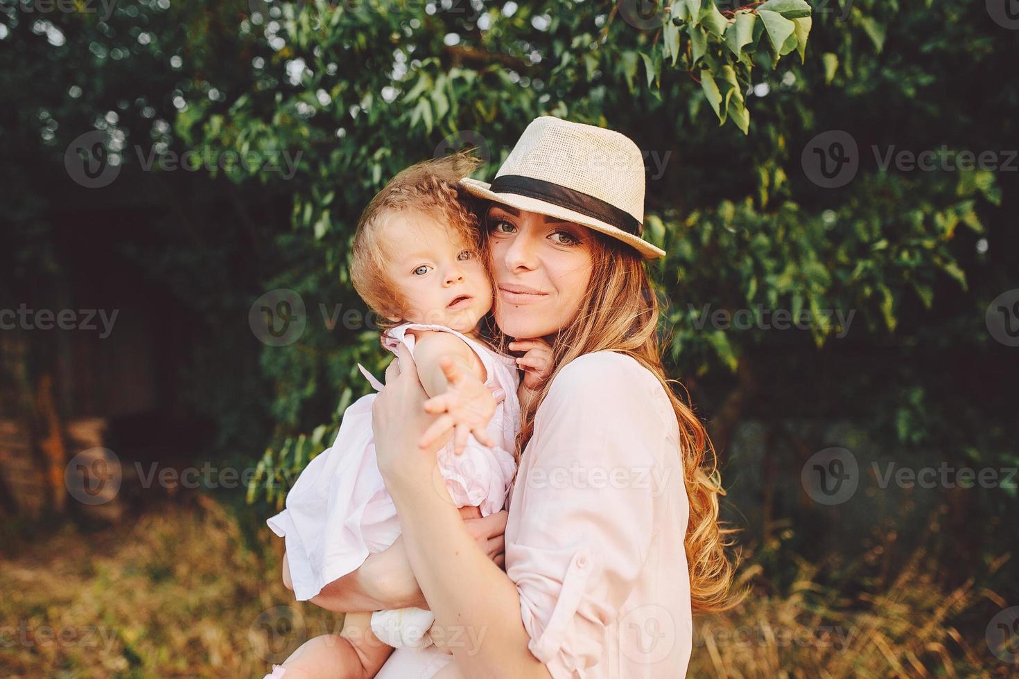 madre e hija juntas al aire libre foto