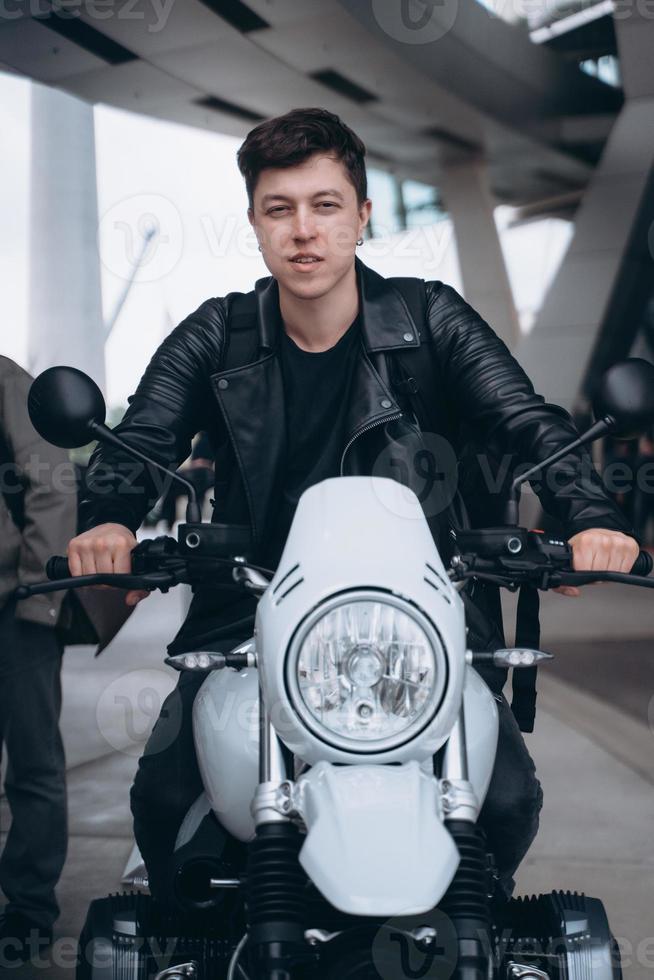 retrato joven posando en la motocicleta, hombres de moda foto