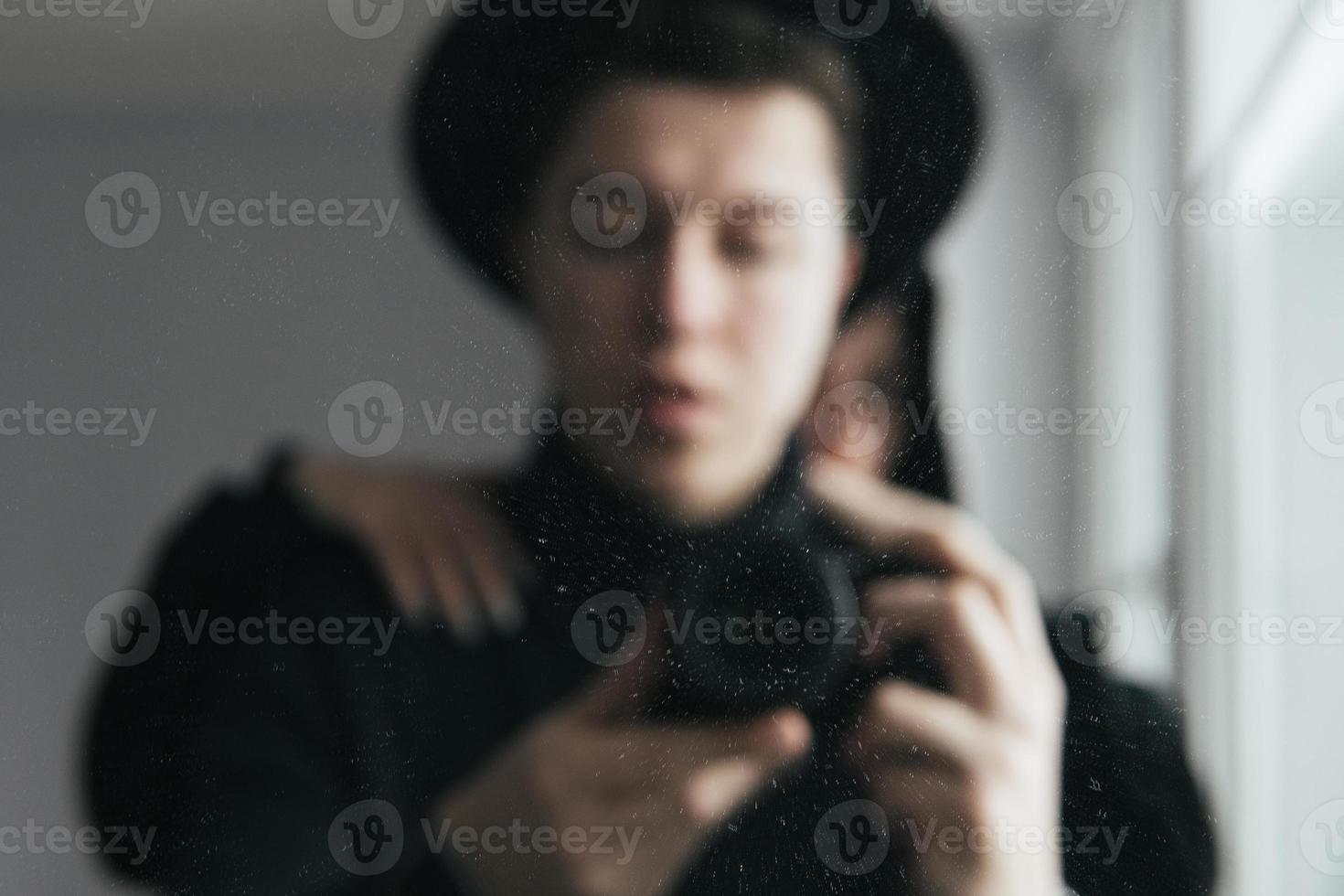 hombre y mujer vestidos de negro foto