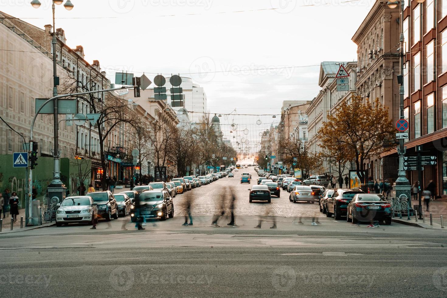 kiev, ucrania - 14 de abril de 2019 vista nocturna de las calles de kiev. alboroto urbano. calle bogdan khmelnitsky foto