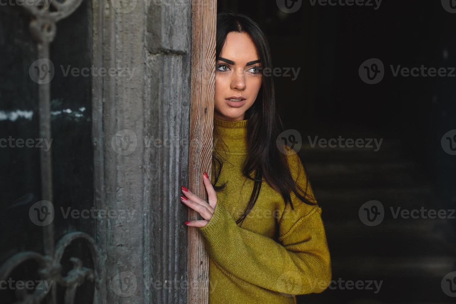 hermosa mujer cerca de las puertas antiguas foto