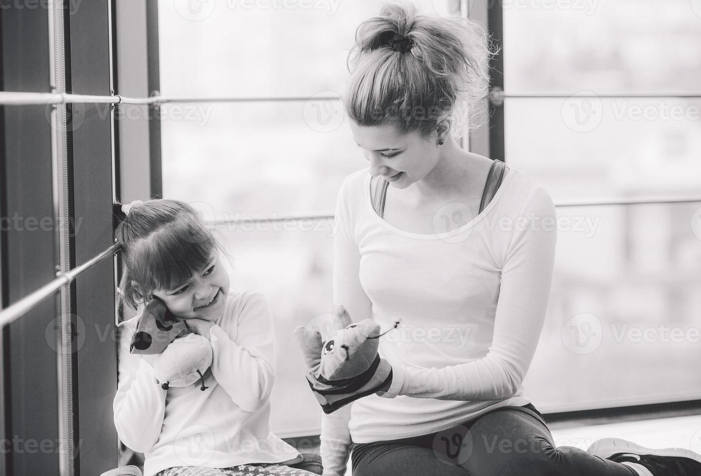 familia encantadora pasa tiempo en el gimnasio foto