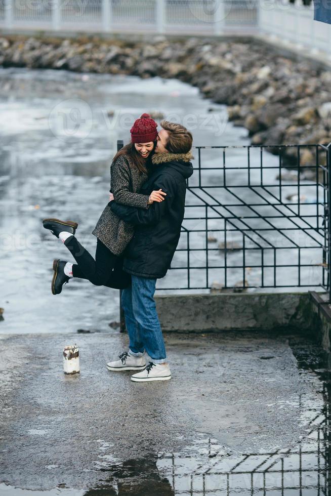 hermosa pareja divirtiéndose en el muelle foto