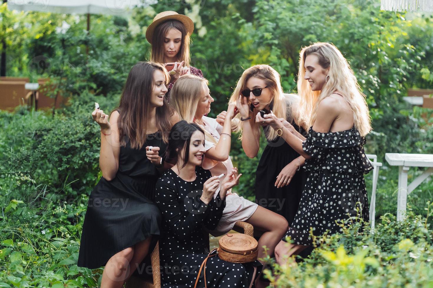 seis chicas en el parque foto