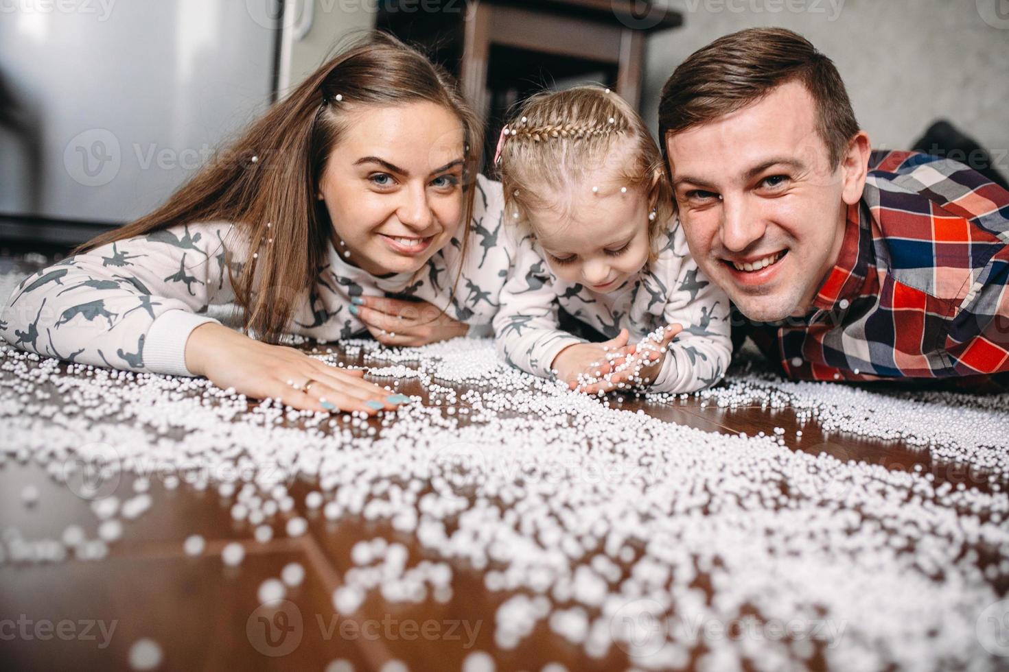 familia feliz jugando juntos en el suelo foto