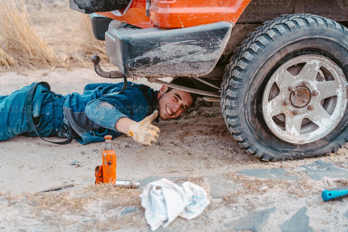 un hombre sube a un camión todoterreno jack 4x4 foto