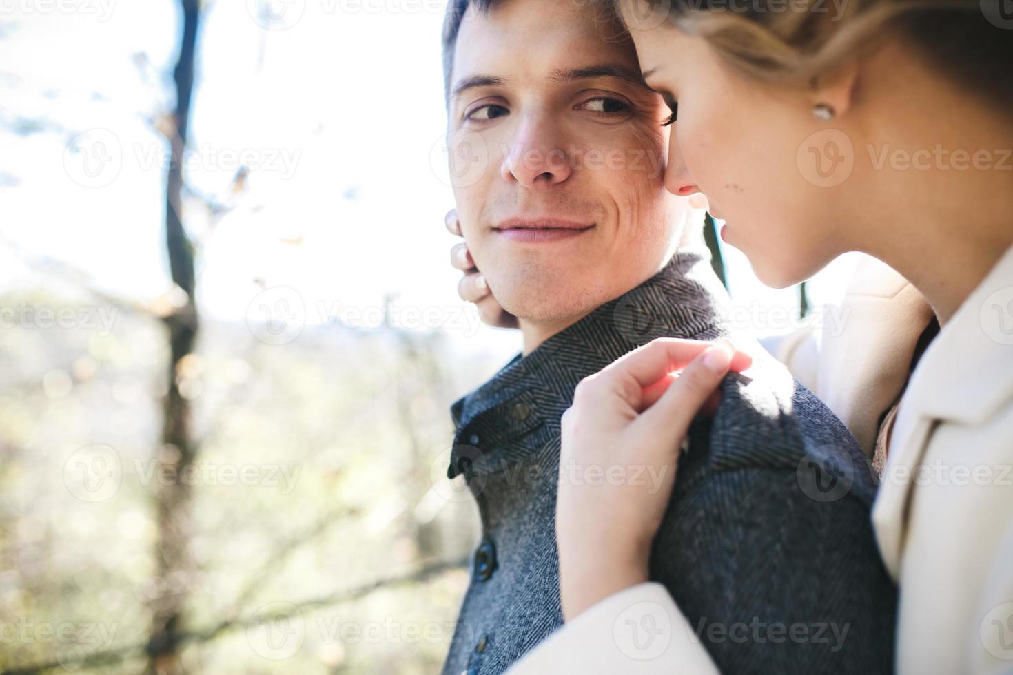 la novia abraza al novio foto