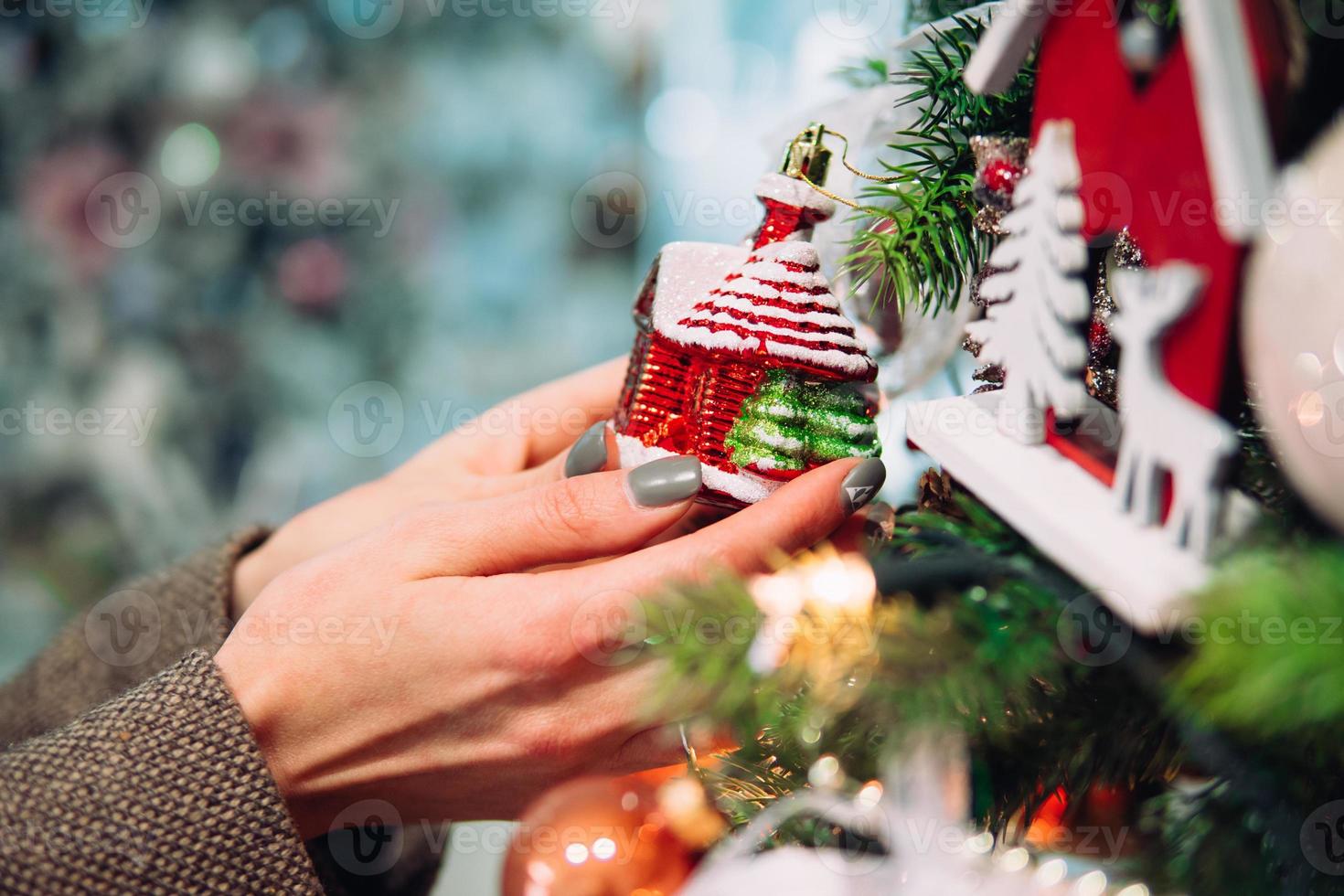 rama de árbol de navidad con juguetes foto