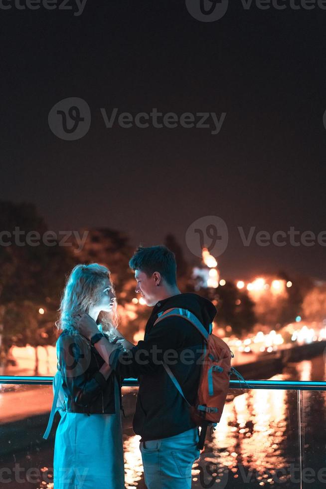 pareja en el fondo de tbilisi. foto