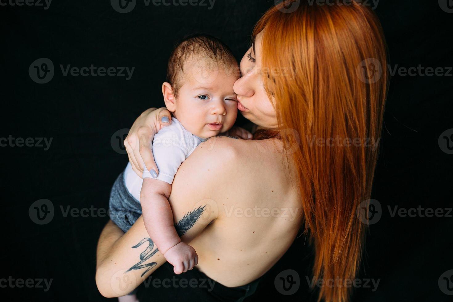 joven madre mujer sosteniendo a su hijo bebé foto