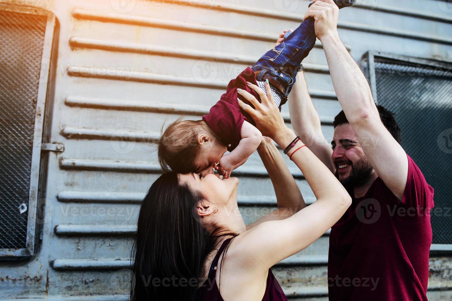 familia joven con un niño foto