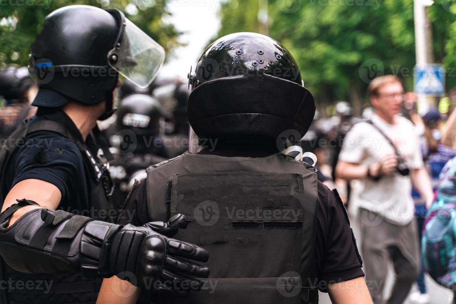 fuerza policial para mantener el orden en la zona durante la manifestación foto