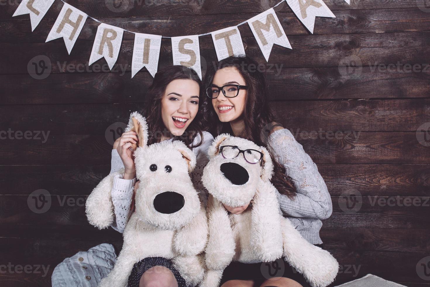 dos niñas encantadoras jugando con juguetes de navidad foto