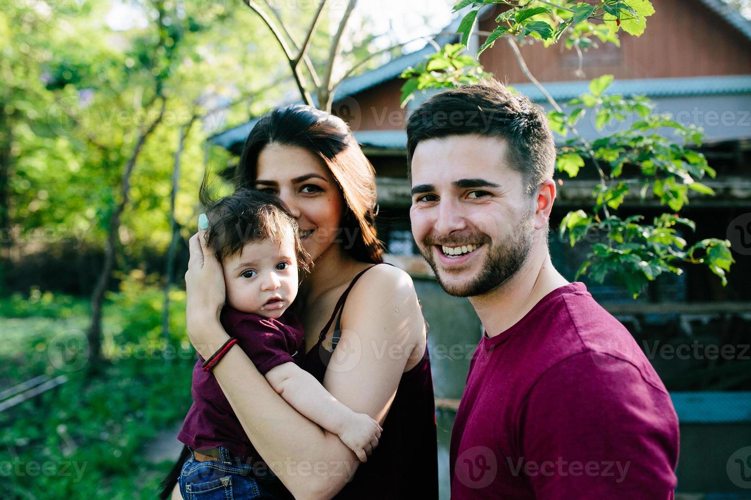 familia joven con un niño en la naturaleza foto