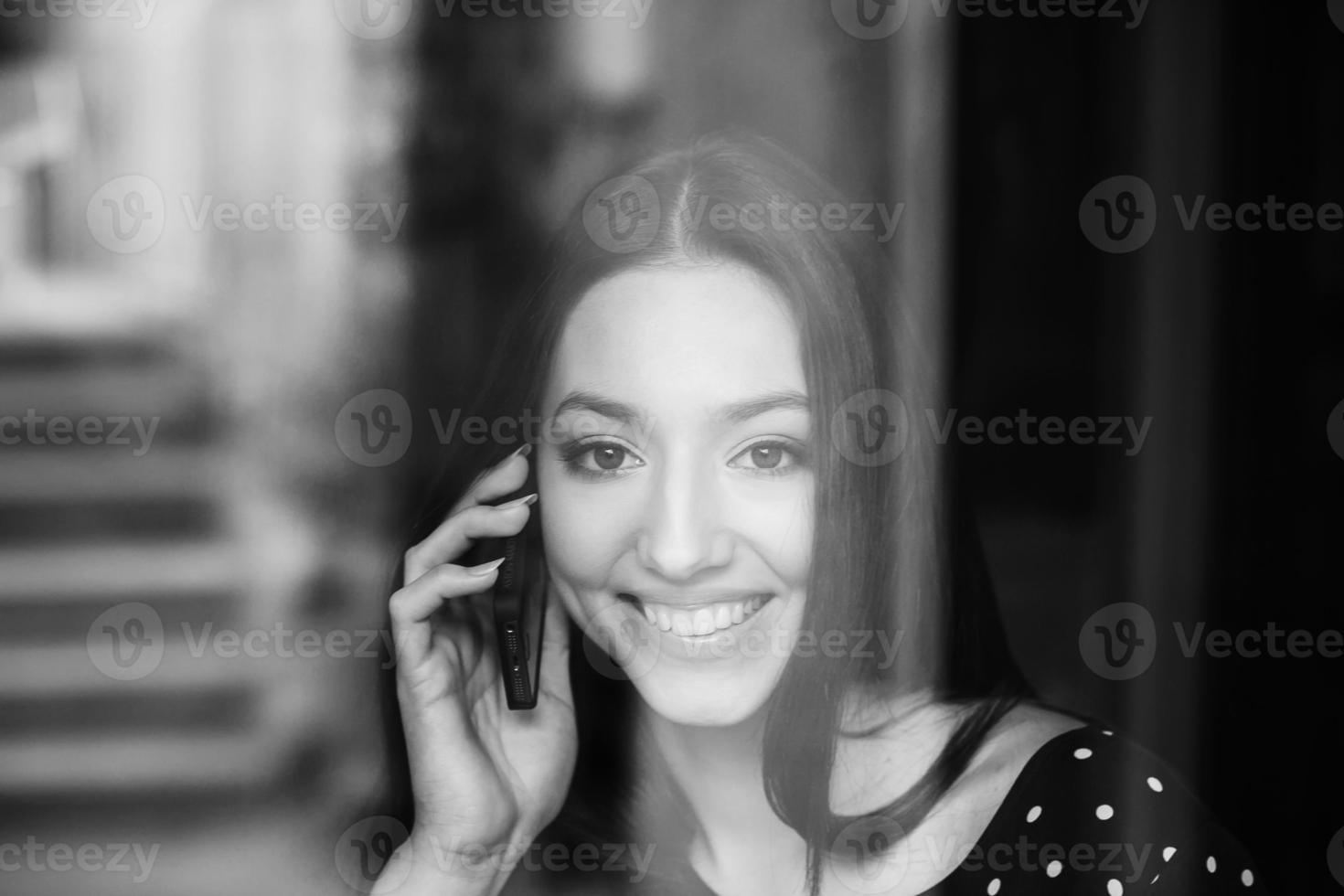 hermosa chica hablando por teléfono y sonriendo foto