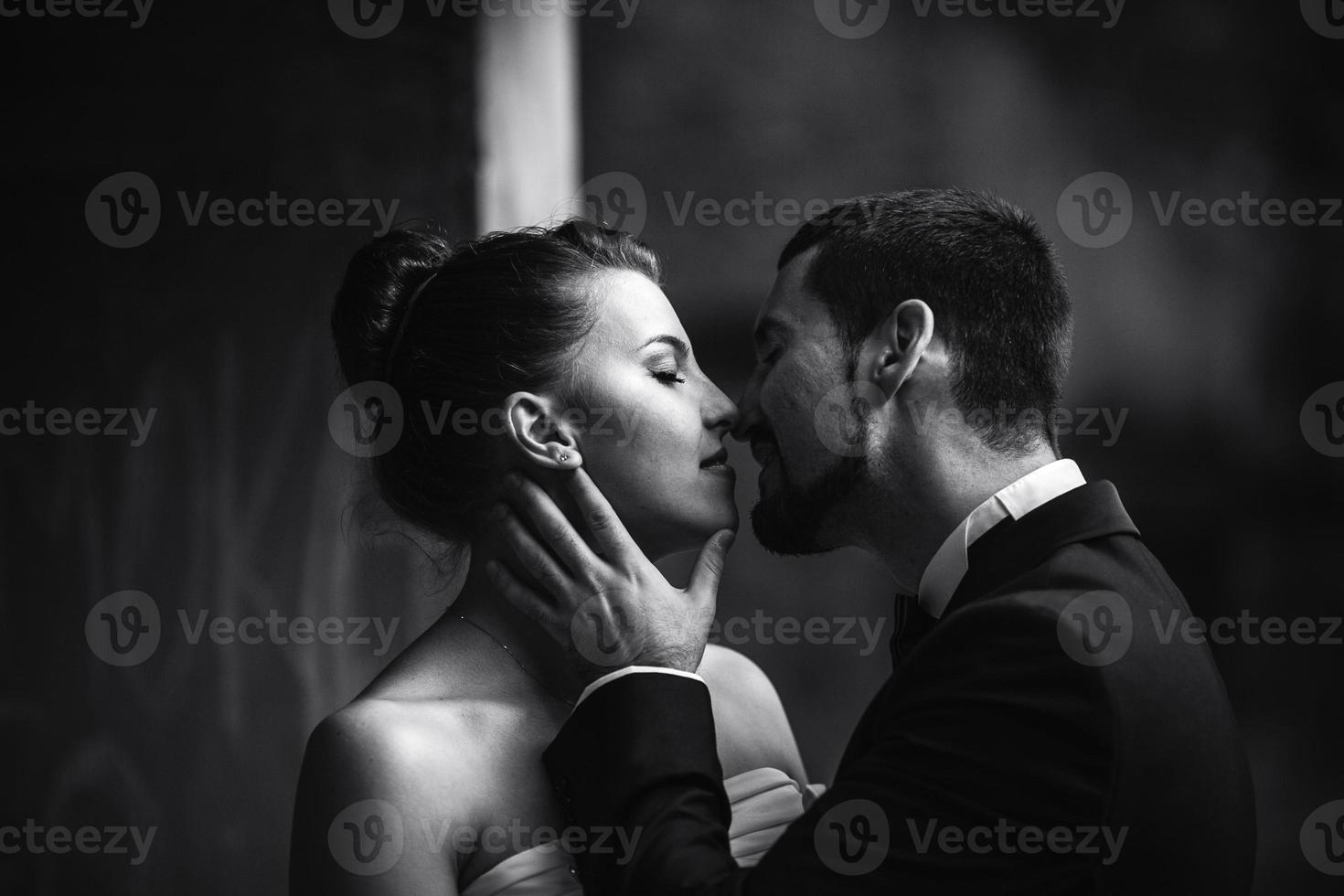 hermosa pareja de novios posando foto