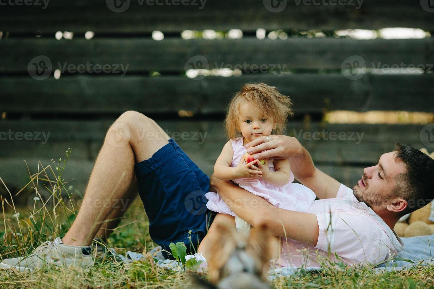 familia feliz en el césped en el parque foto