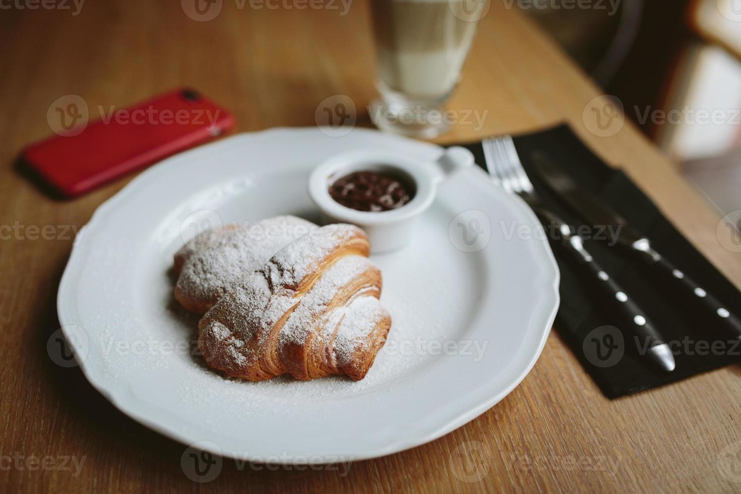 croissant con chocolate foto