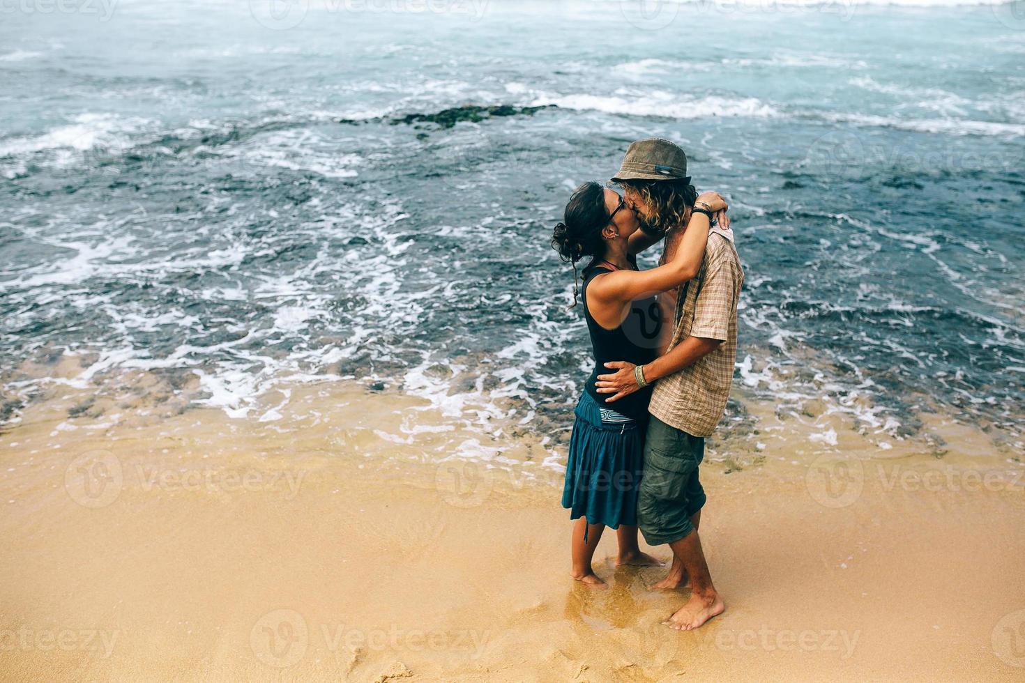 pareja en una playa tropical foto