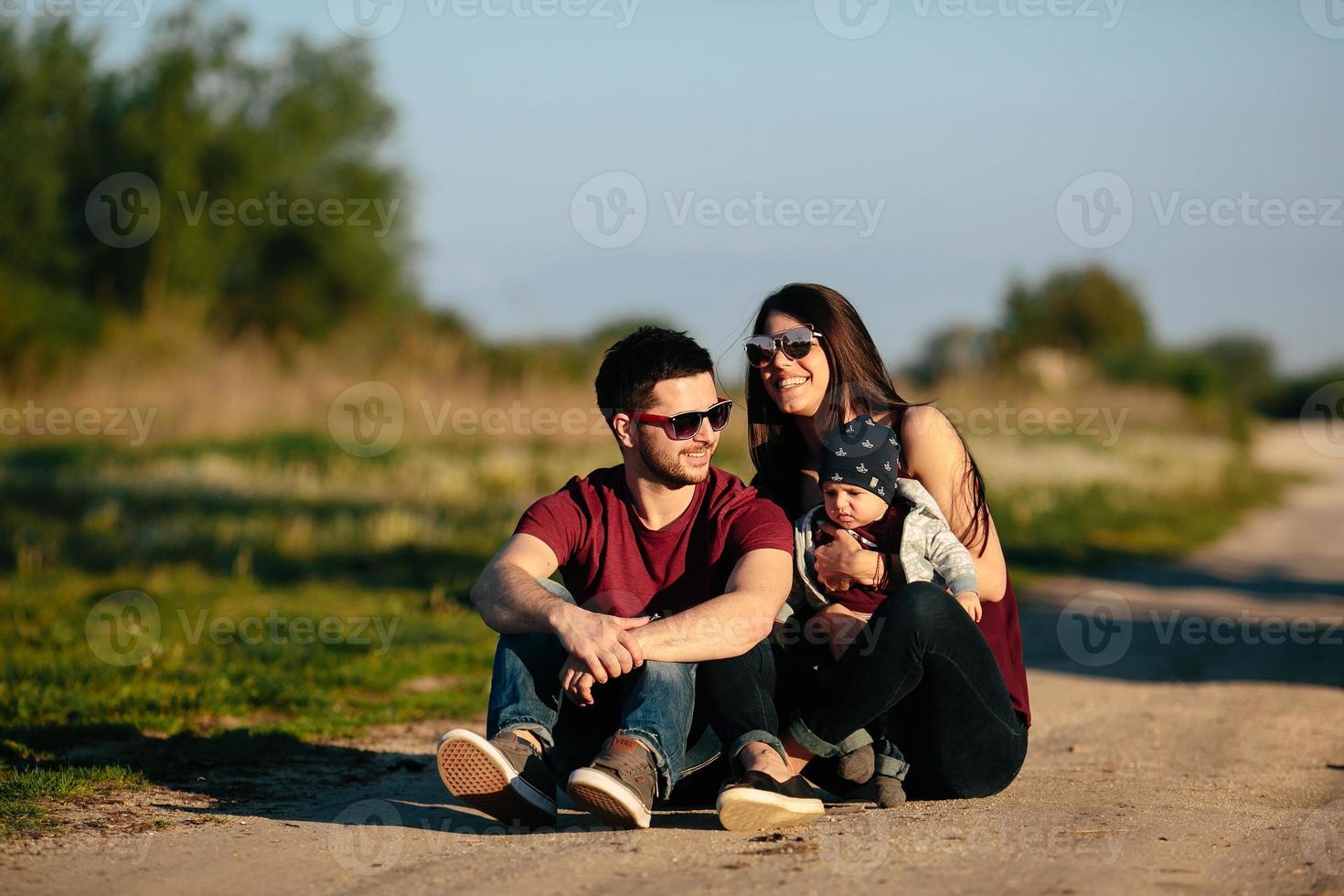 familia joven con un niño en la naturaleza foto