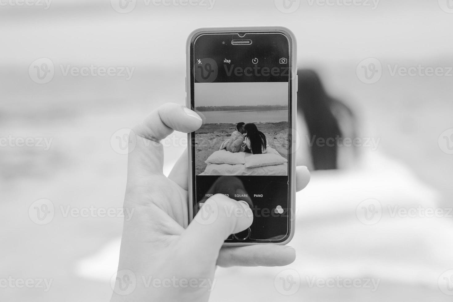 pareja feliz relajándose juntos en el colchón foto