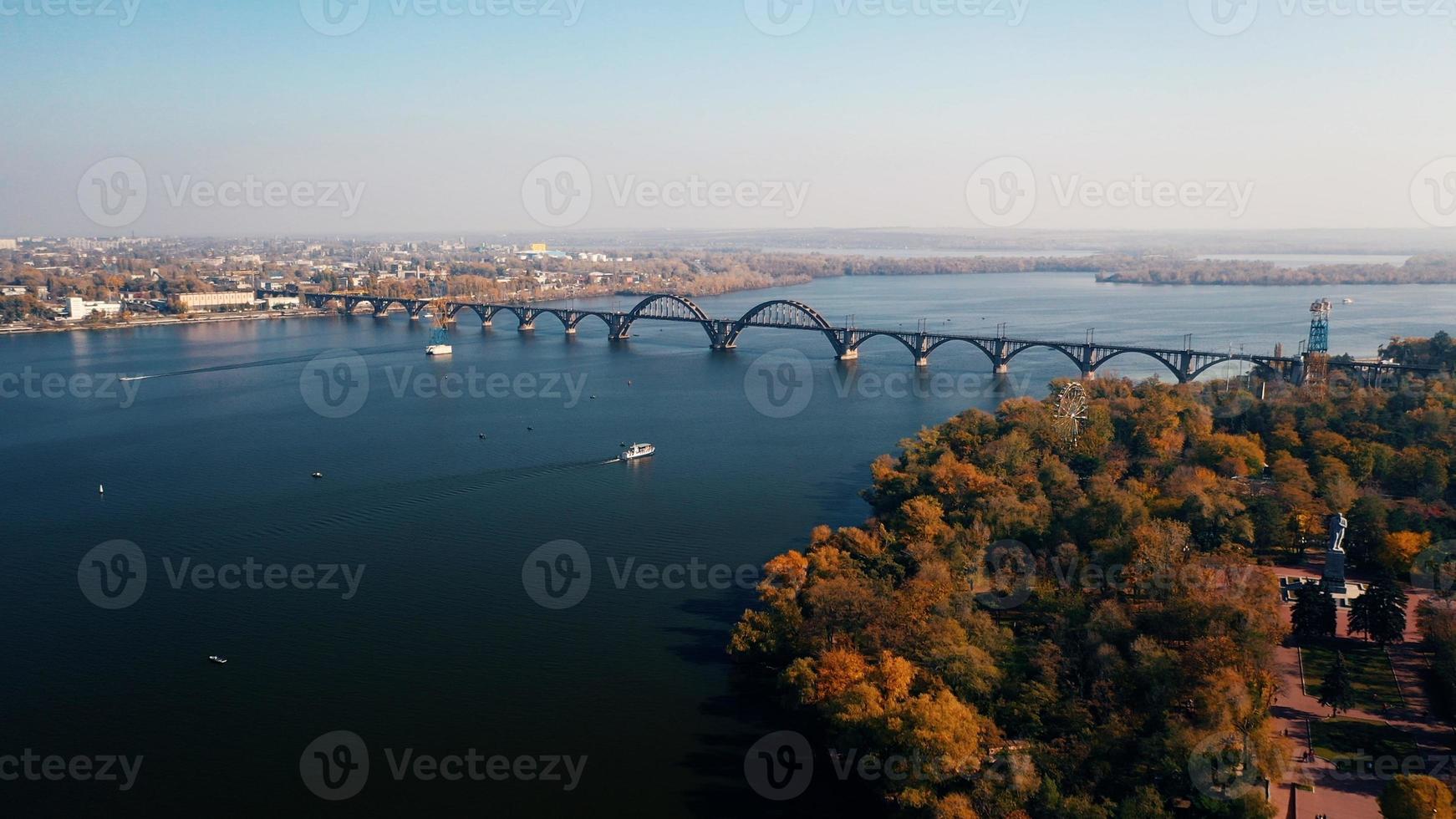 dnipró, kiev. puente en kiev a través del río foto