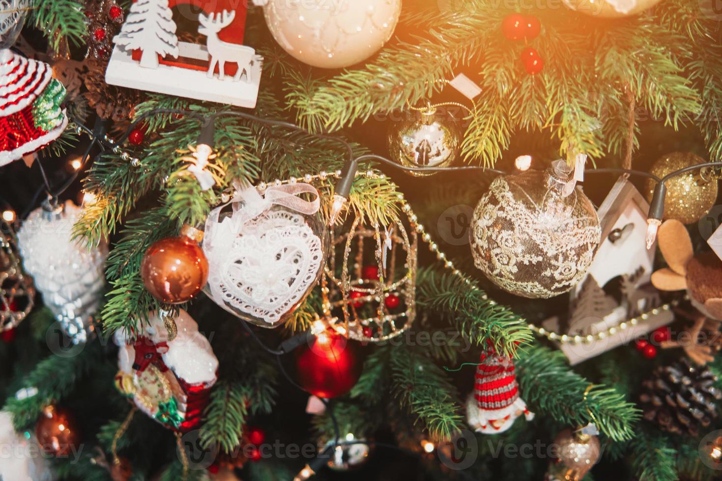 rama de árbol de navidad con juguetes foto