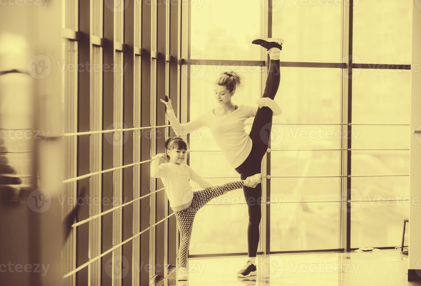 familia encantadora pasa tiempo en el gimnasio foto