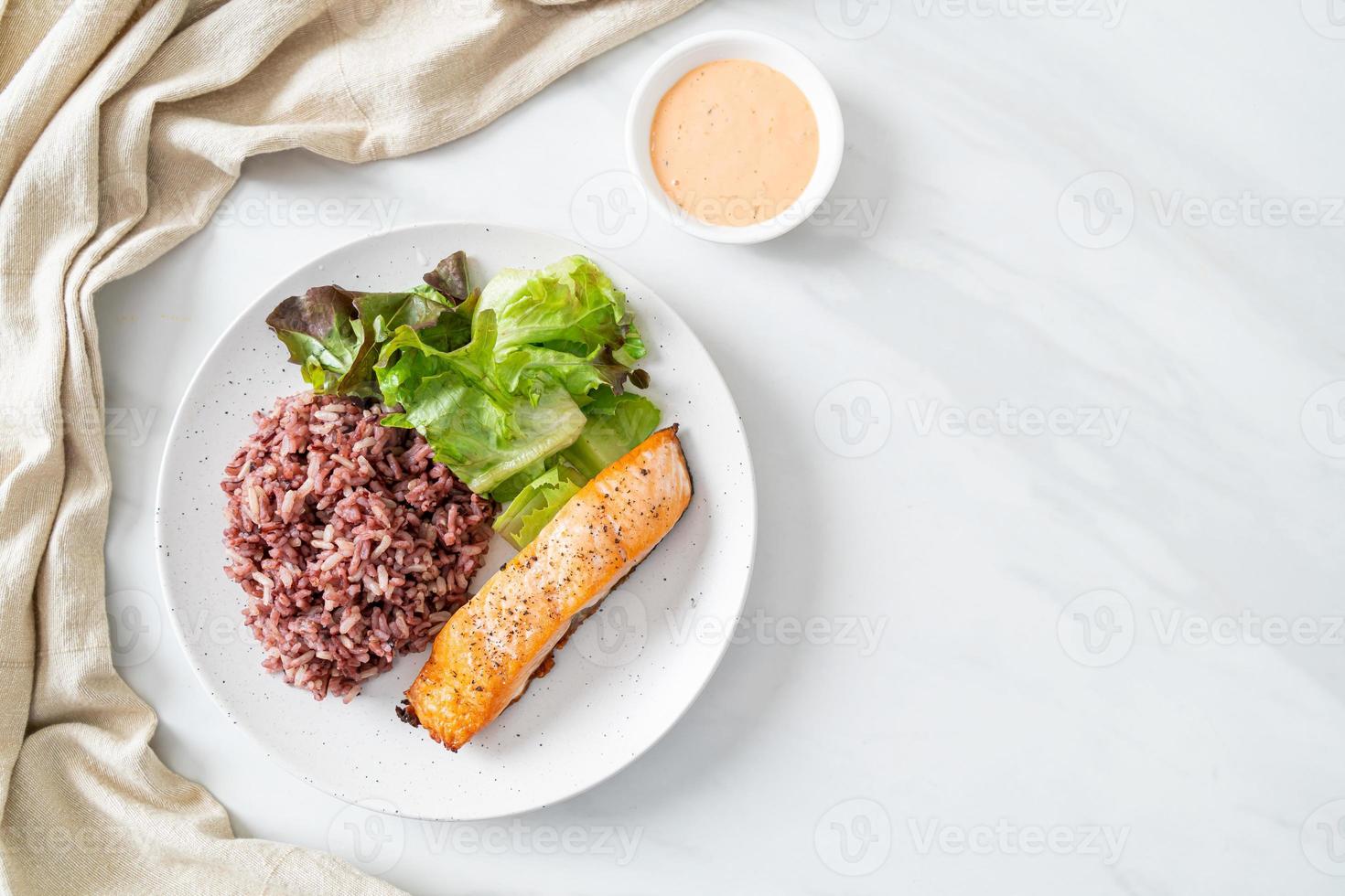 filete de salmón a la parrilla con bayas de arroz y vegetales foto