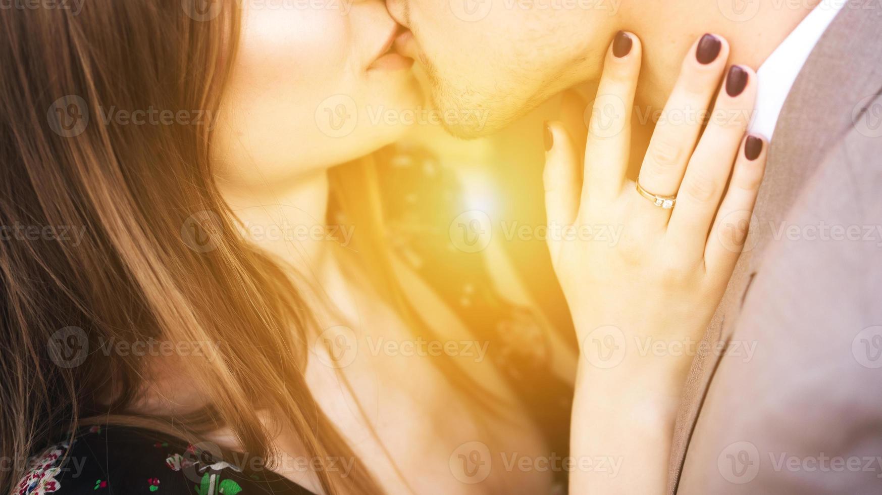 Besa la apuesta joven. foto