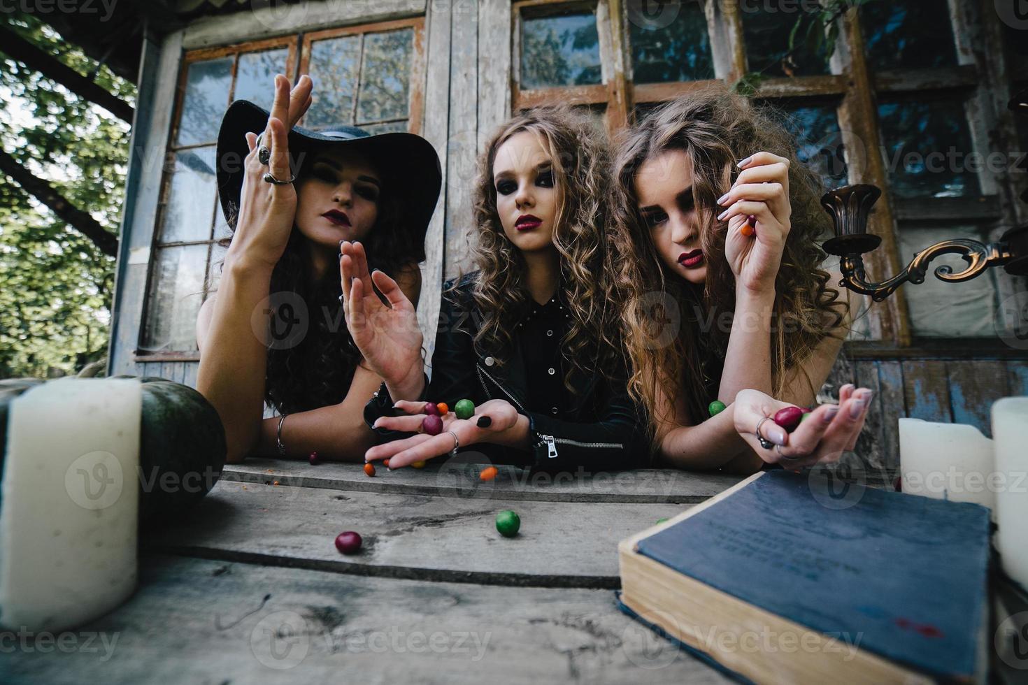 tres brujas vintage realizan ritual mágico foto