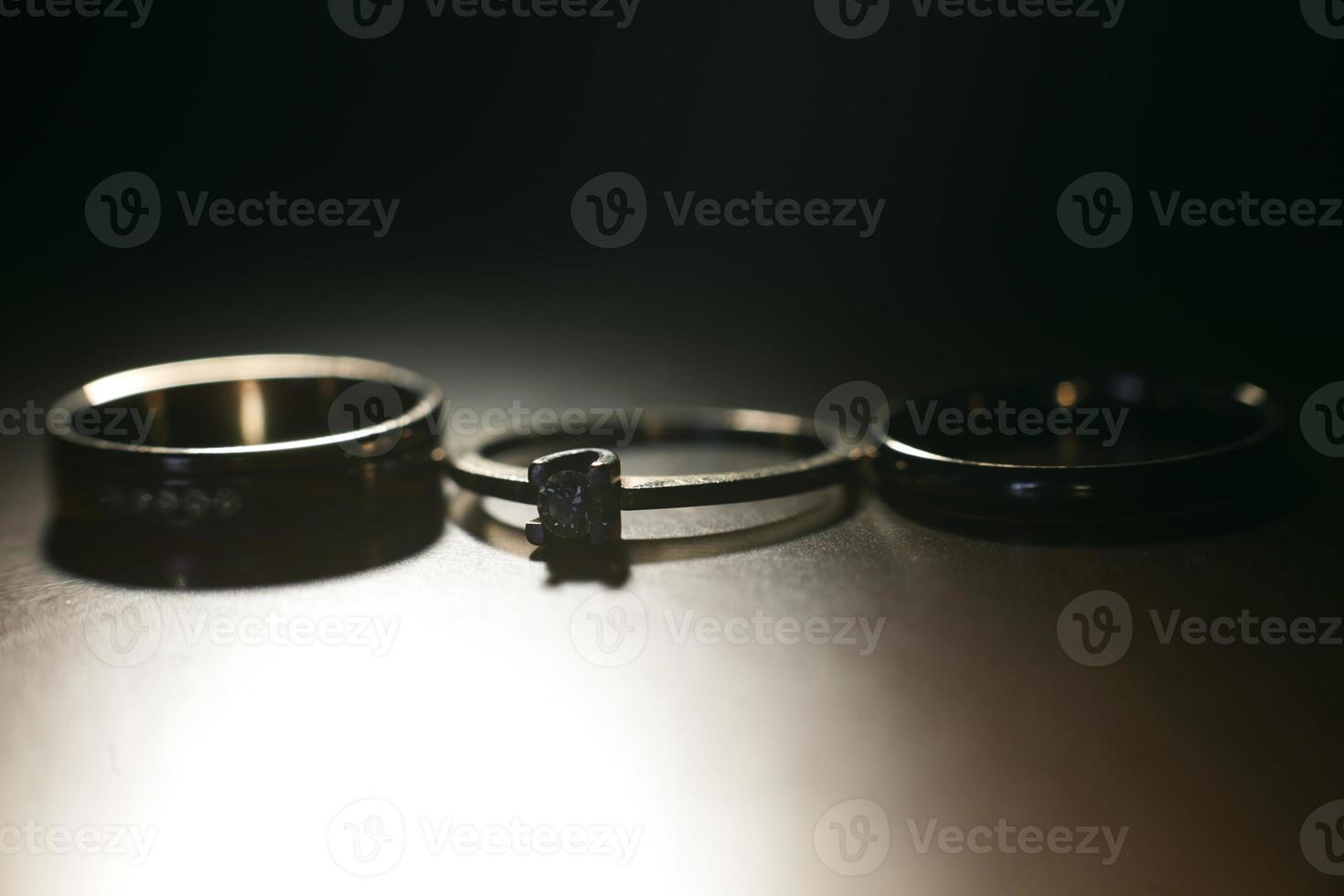 tres bonitos anillos de boda foto