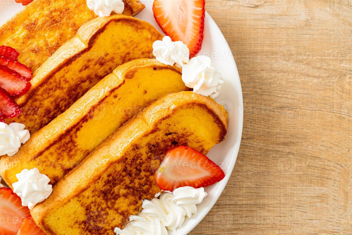 french toast with fresh strawberry and whipping cream 11525228 Stock