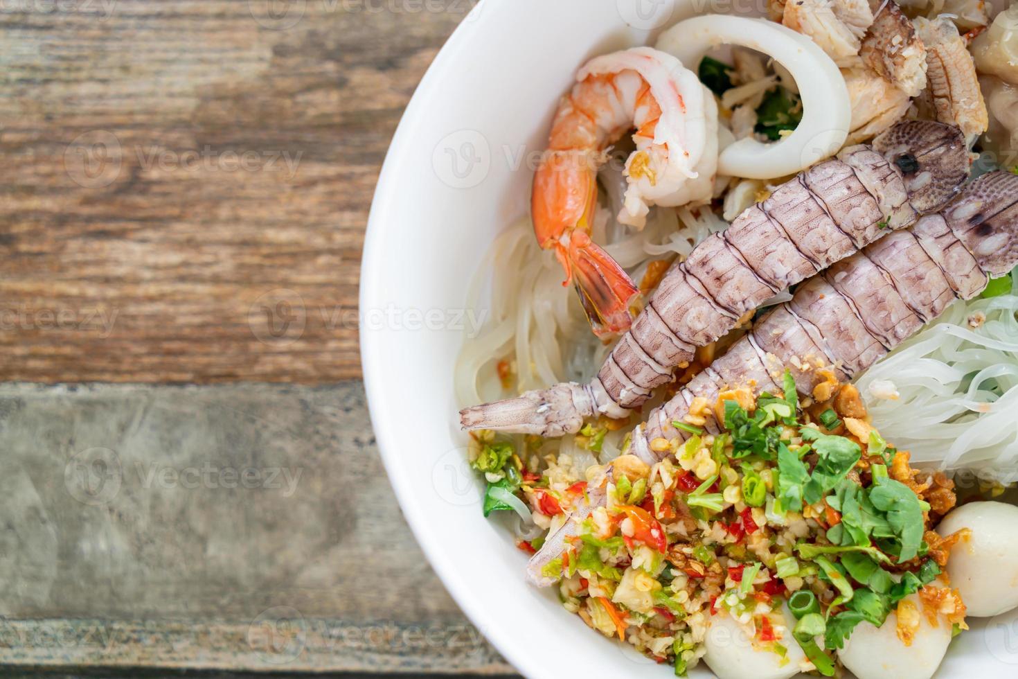 Tazón de fideos de mariscos picantes al estilo tailandés foto