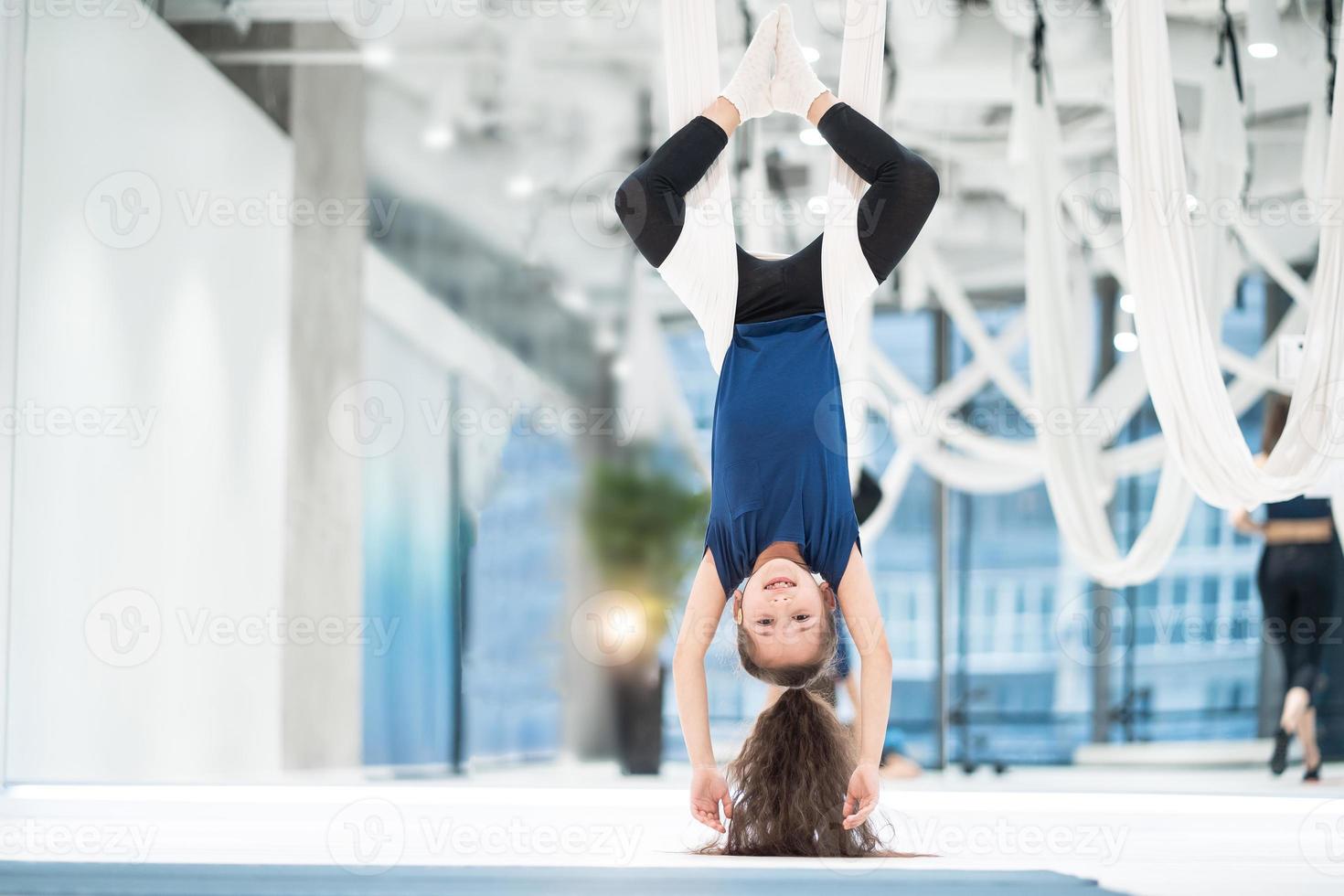 retrato de una hermosa joven dedicada a volar yoga en lienzos. foto