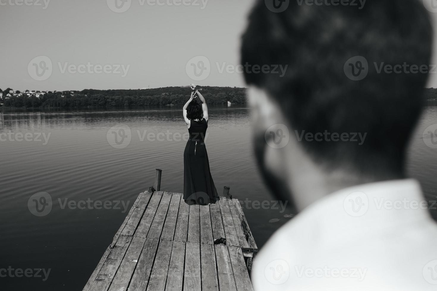 pareja pasa tiempo en el muelle de madera foto