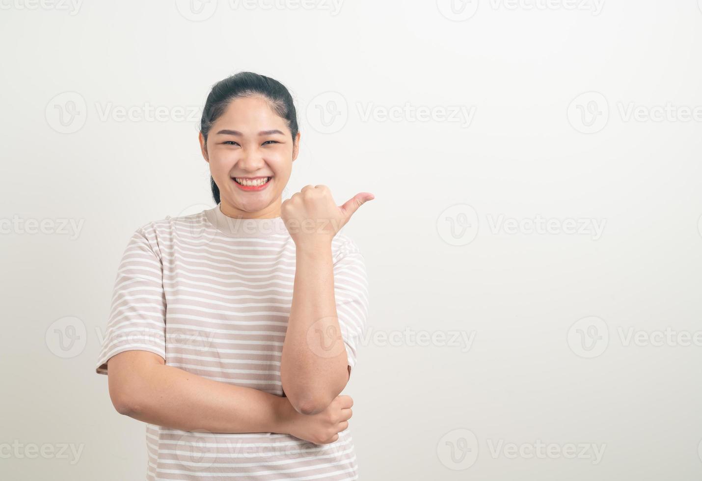 mujer asiática con la mano presentando en el fondo foto
