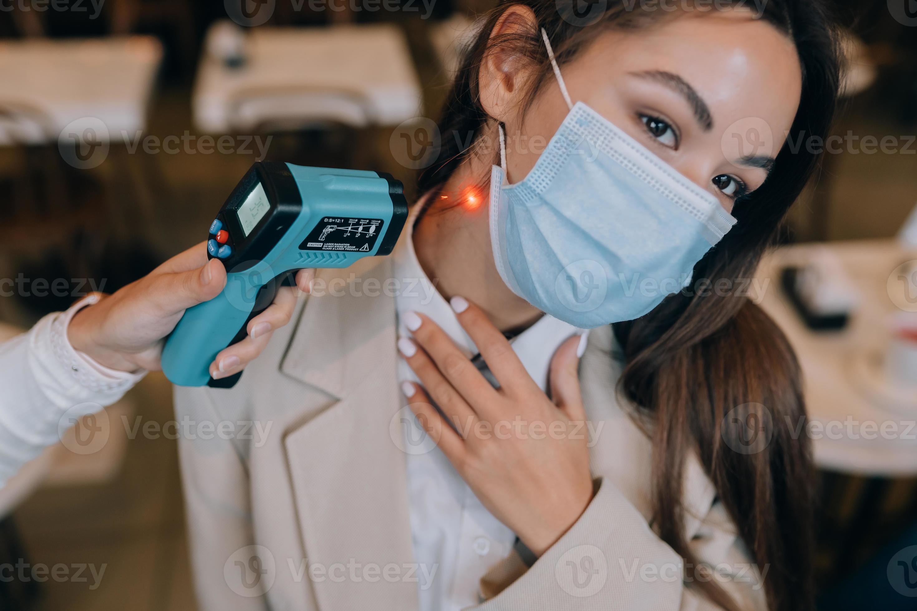 Measuring body temperature with contactless body thermometer 11525749