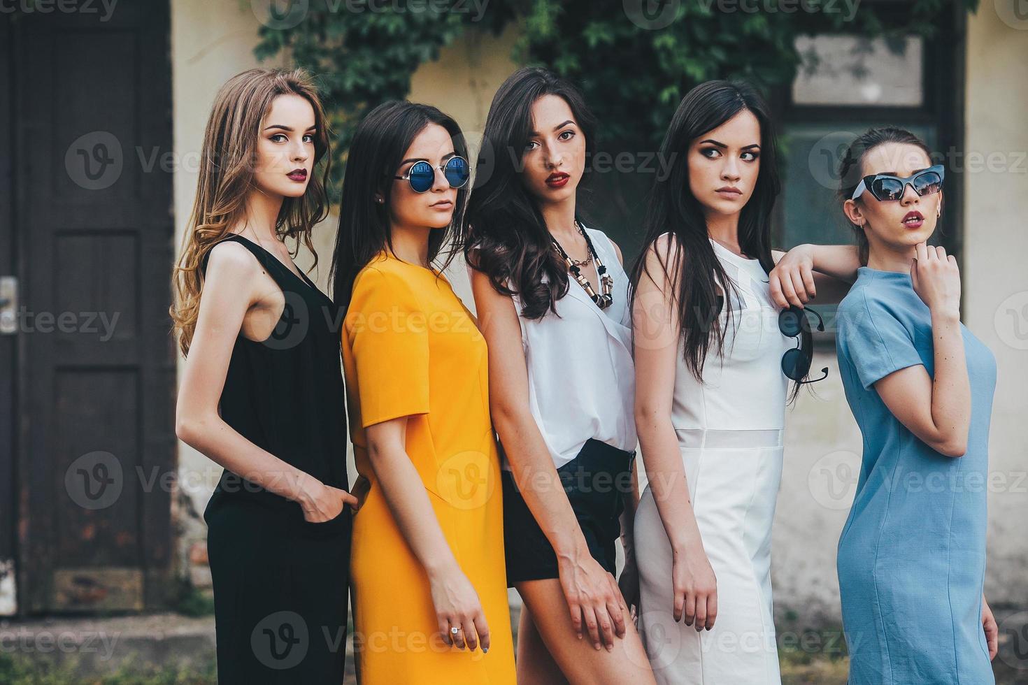 cinco hermosas chicas jóvenes en vestidos 11525866 Foto de stock en Vecteezy cinco hermosas chicas jóvenes en vestidos 11525866 Foto de stock en Vecteezy