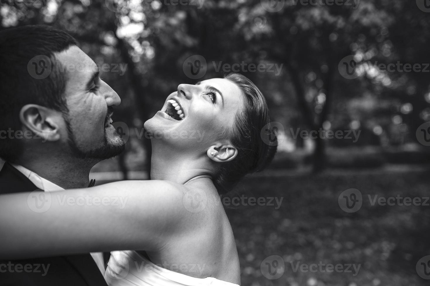 hermosa pareja de novios posando foto