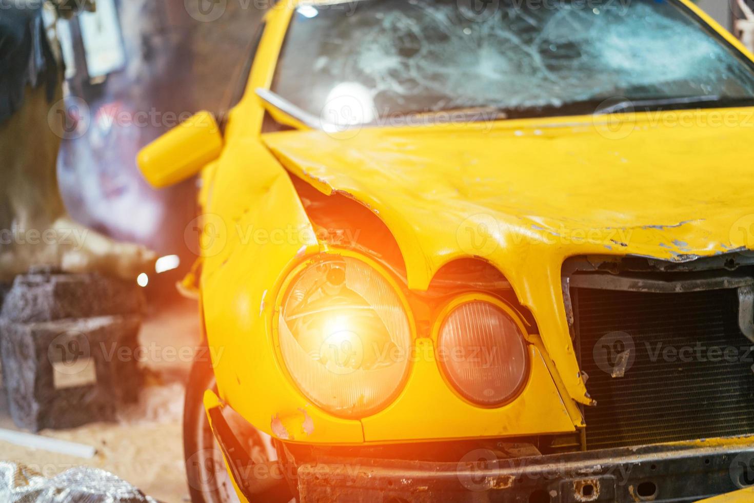 primer plano de un daño de vidrio de coche amarillo causado por accidente. foto