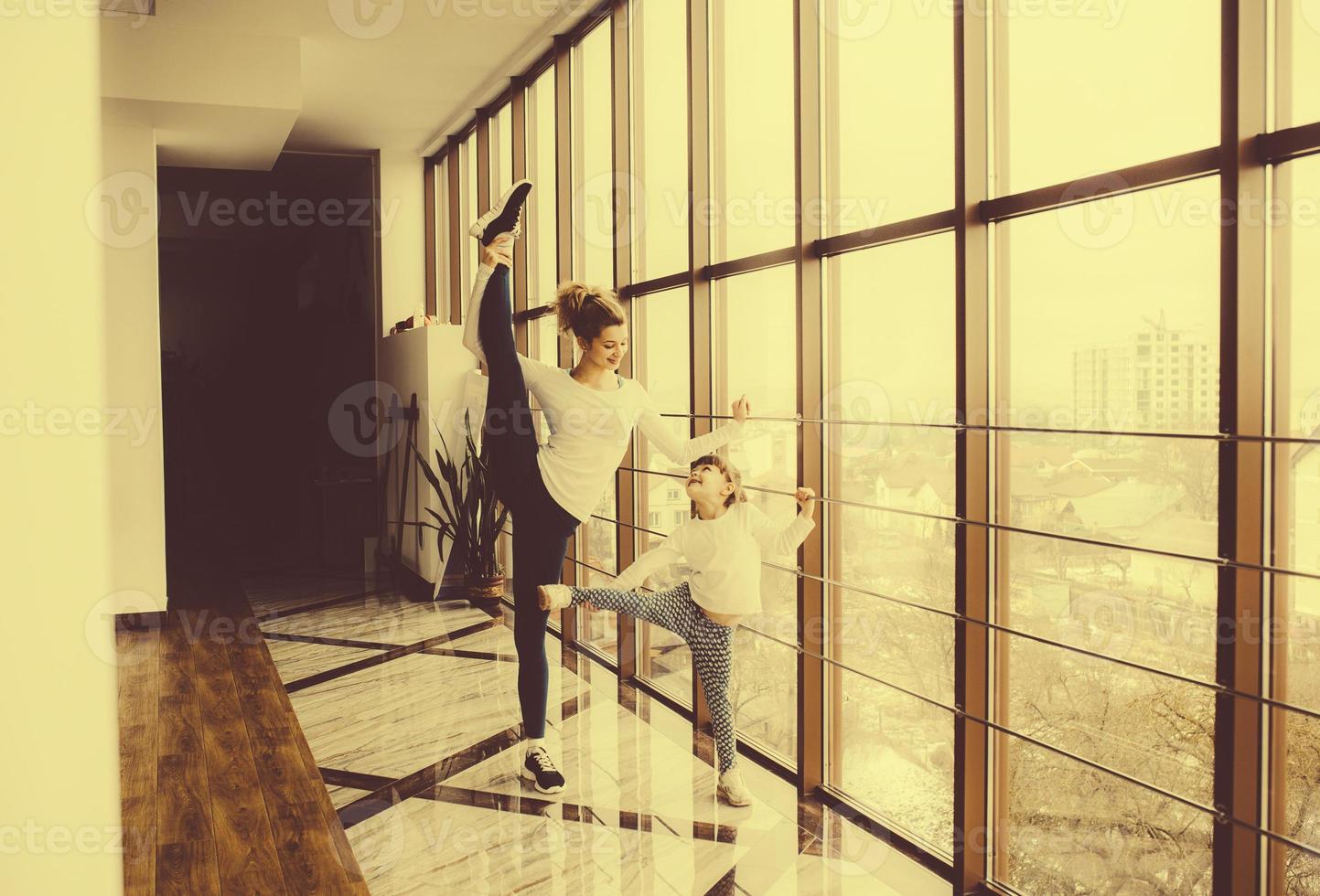 familia encantadora pasa tiempo en el gimnasio foto