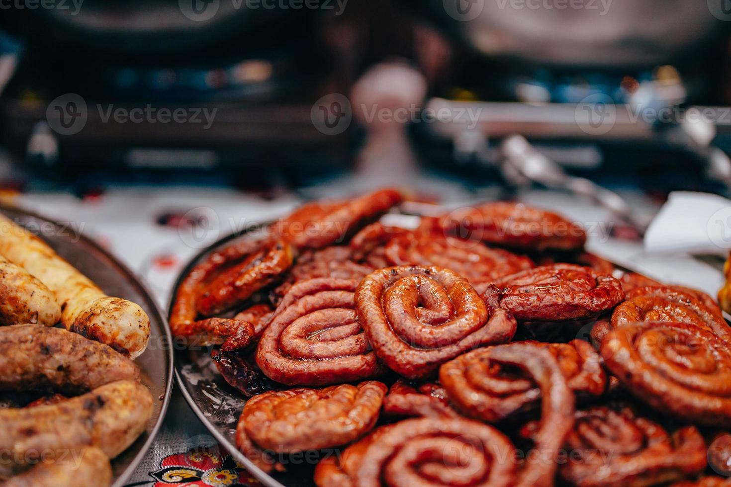 salchichas en espiral asadas en un plato, ángulo cerrado. foto