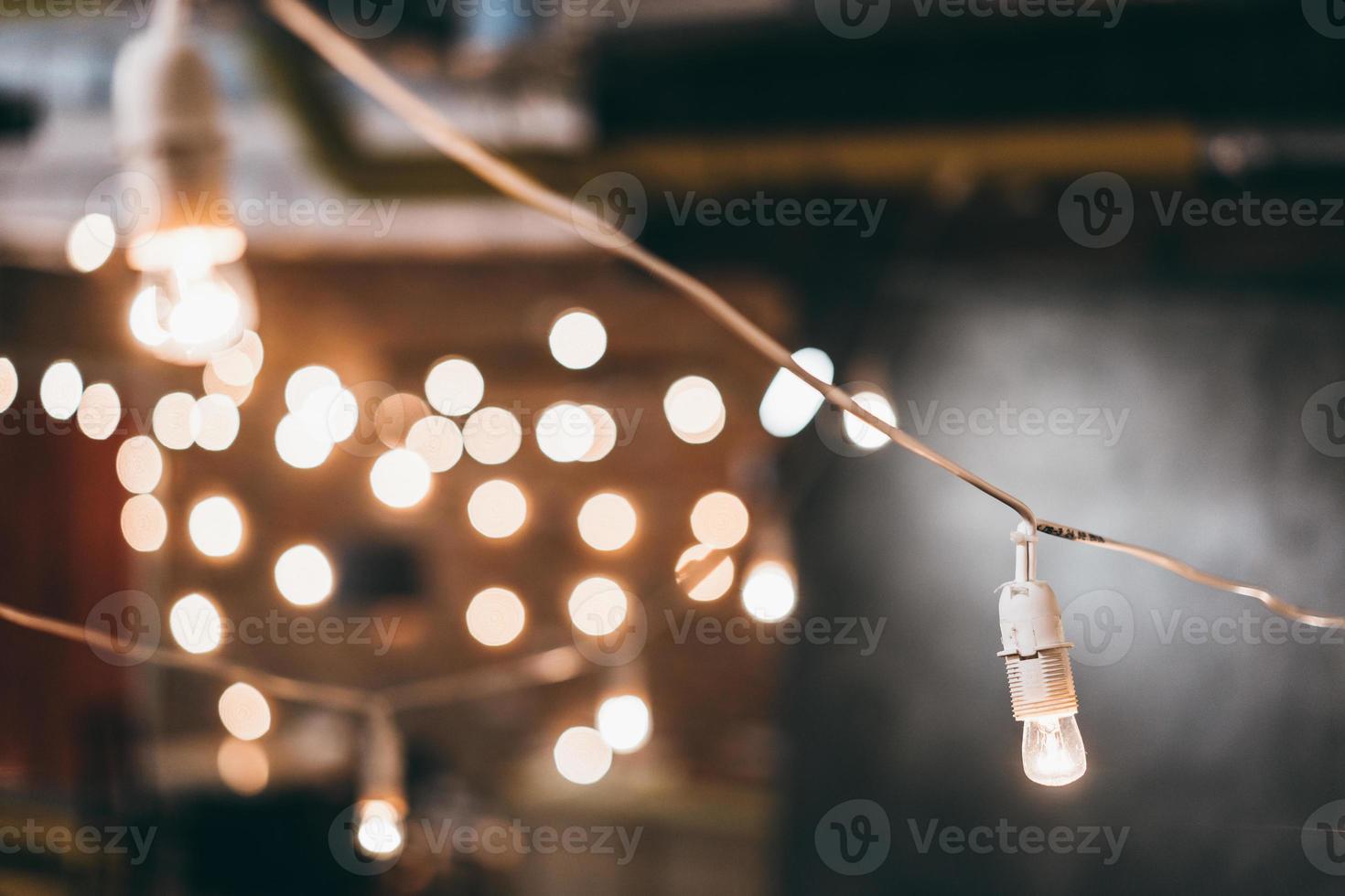 lámpara en guirnalda con luces en el fondo foto