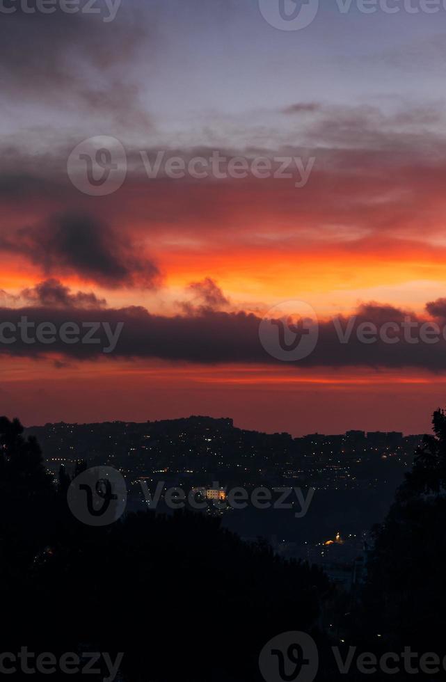 ciudad al atardecer foto desde la montaña