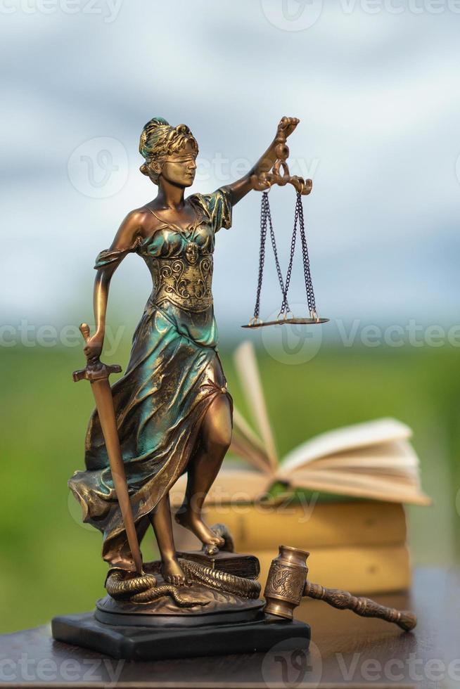 estatua de themis contra un cielo tormentoso. símbolo de justicia y ley, crimen y castigo. foto