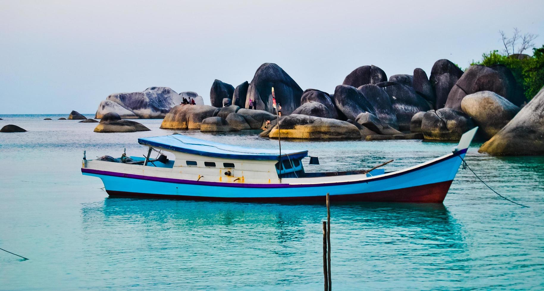 la belleza de la playa de tanjung tinggi, laskar pelangi, belitung, indonesia foto