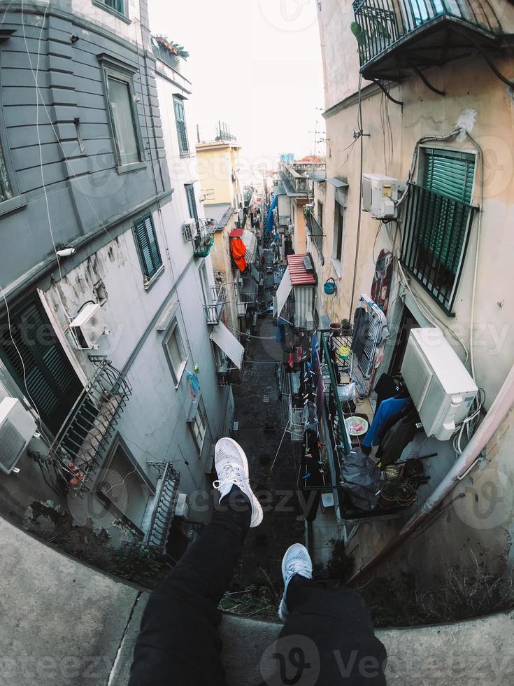 el hombre se sienta en el alféizar de una ventana foto